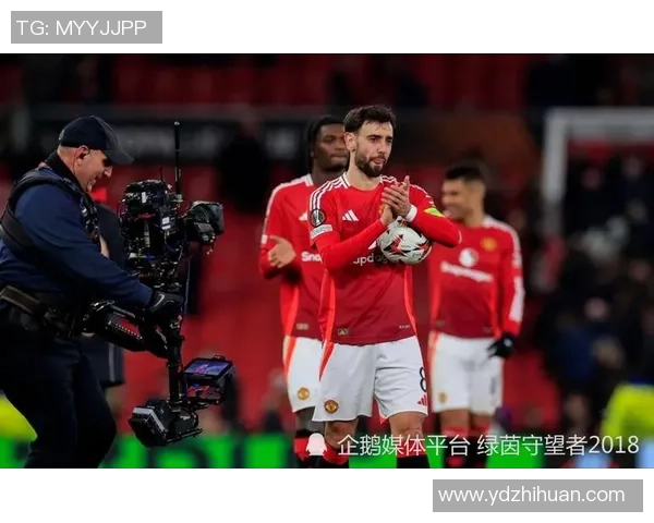 曝B费昔日踹门发泄不满险让曼联高层打消签约念头 曝B费昔日踹门发泄不满险让曼联高层打消签约念头